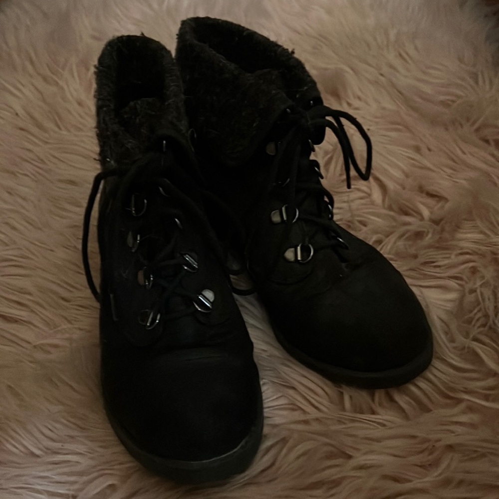 Fuzzy rim ankle boots